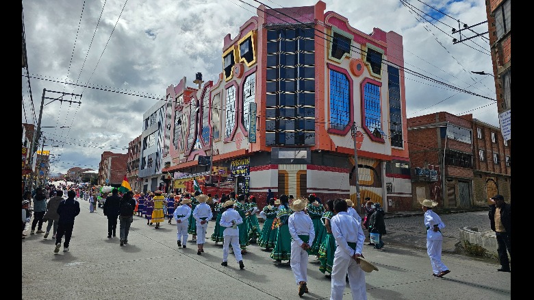 Jóvenes aymaras bailan un taquirari oriental en una actividad escolar en la ciudad de El Alto. Foto propia