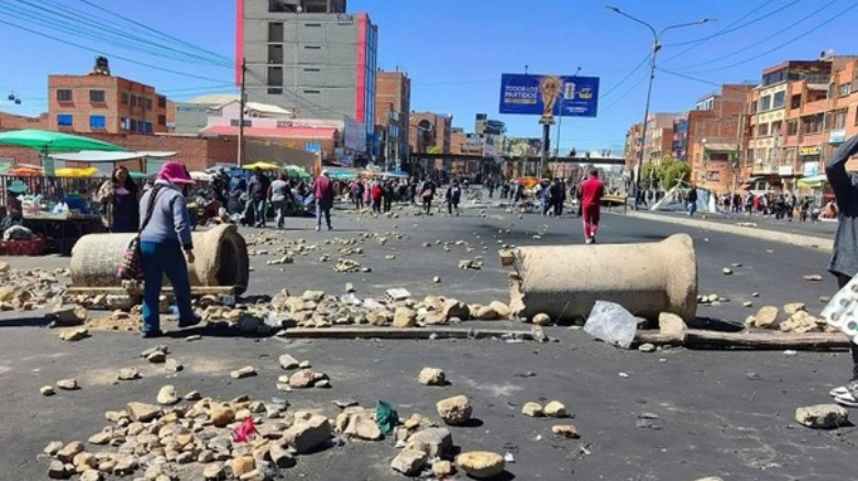 Imagen: El Deber: Los campesinos de la provincia Ingavi de La Paz realizaron ayer su ampliado, el mismo que  terminó con descontentos en sus bases. Foto: RR.SS